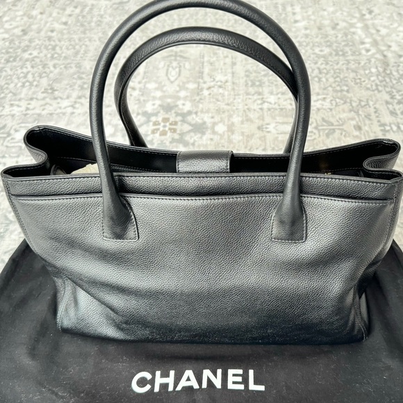 CHANEL Black Leather Medium Executive Cerf Tote - New Pristine Condition - Picture 6 of 14